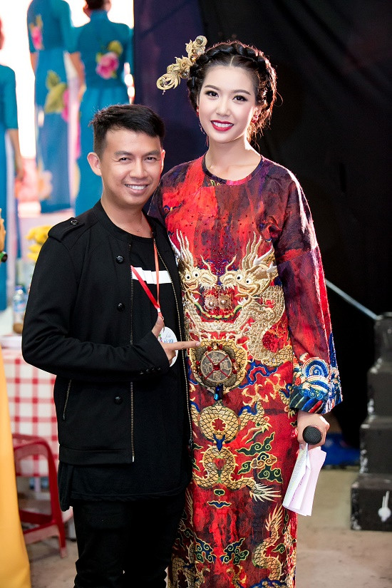 Thúy Vân mặc áo dài đính kết 1000 viên pha lê, tiền cổ dẫn Lễ hội Áo dài 2016