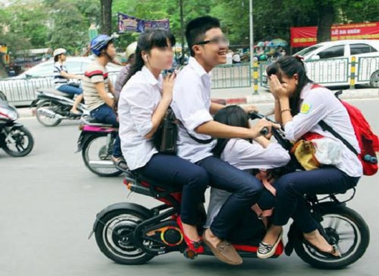 Buộc thôi học học sinh vi phạm giao thông