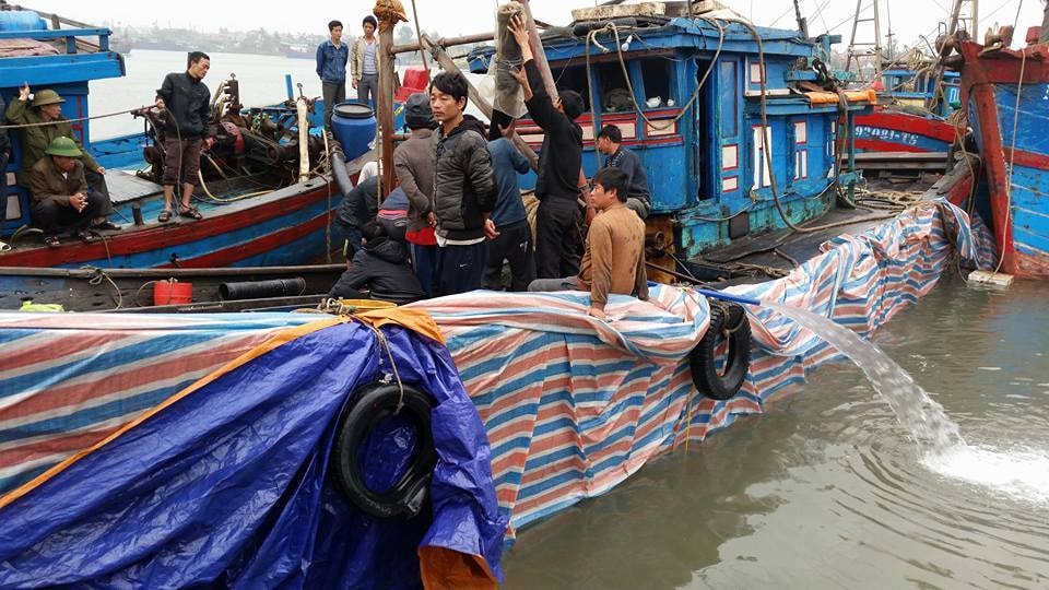 Nghệ An: Trục vớt thành công tàu cá bị chìm trên biển