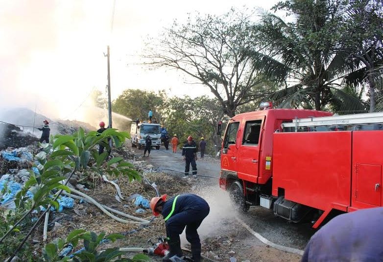 Bến Tre cháy dữ dội bãi rác Phú Hưng