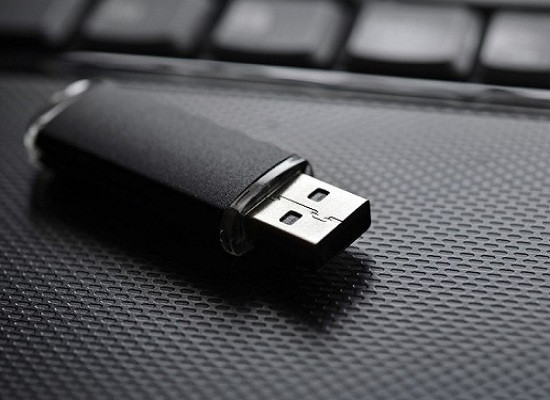 IS vừa bị mất trộm một chiếc USB vô cùng quan trọng 