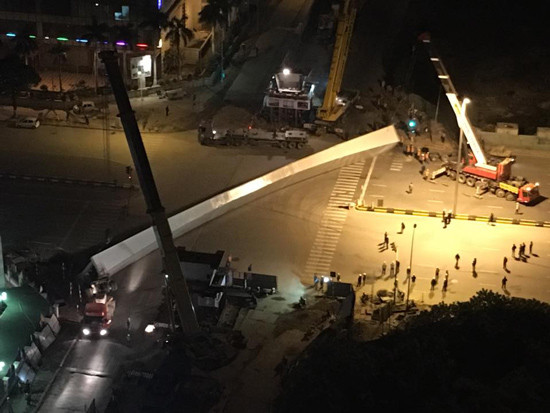 Hà Nội: Dầm thép khổng lồ rơi vắt ngang đường giữa đêm