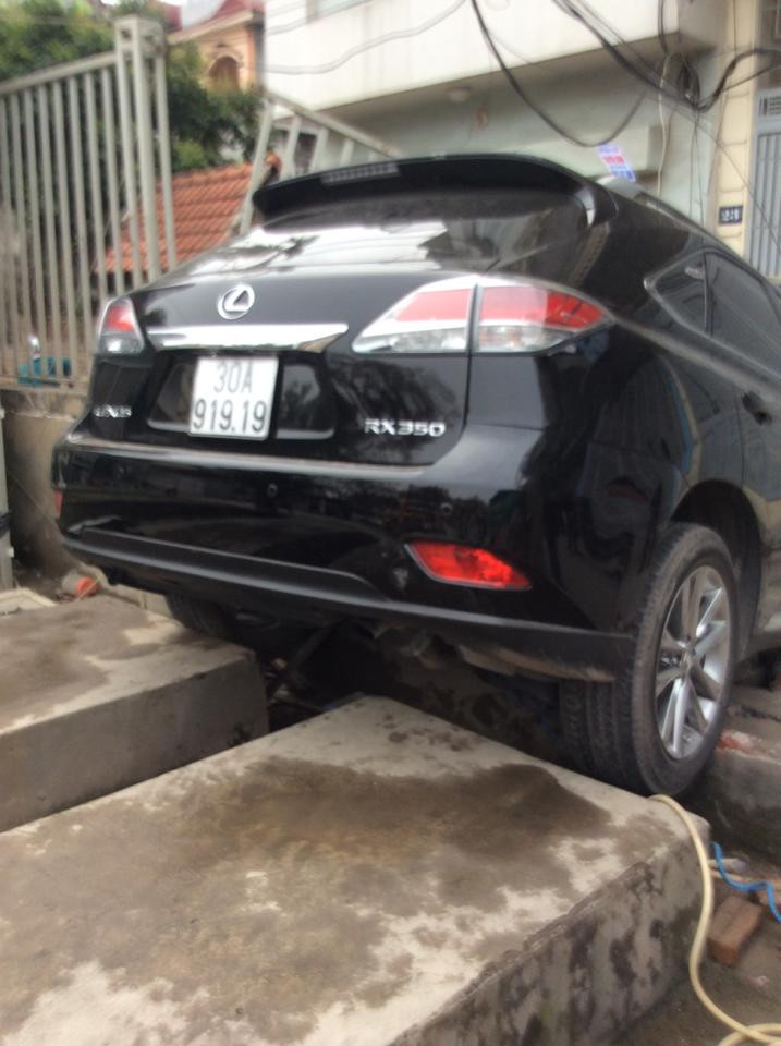 Đạp nhầm chân ga, nữ tài xế lái Lexus tông đổ tường rào