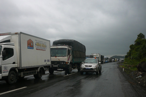 Xe tải lật giữa đèo Cả, hàng ngàn xe ùn ứ trên Quốc lộ 1A