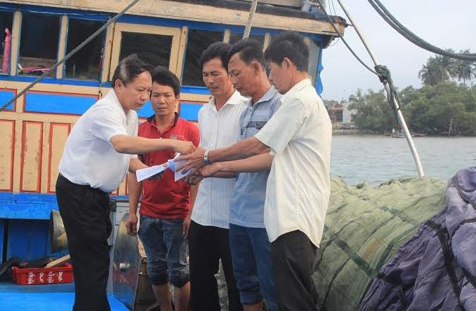 Thăm hỏi, tặng quà cho ngư dân bị tàu Trung Quốc cướp phá
