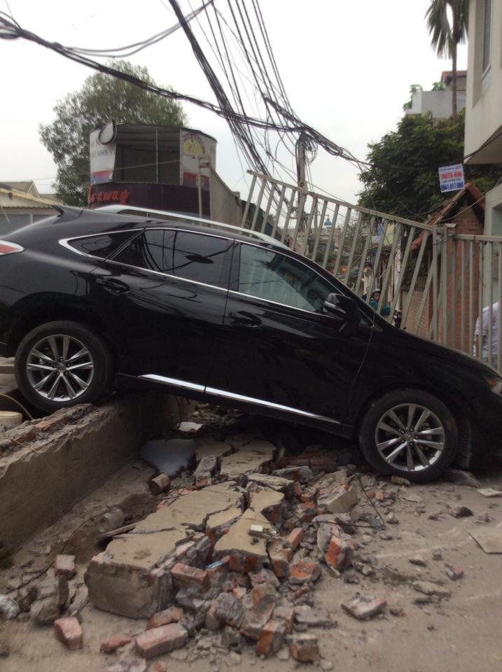 Đạp nhầm chân ga, nữ tài xế lái Lexus tông đổ tường rào