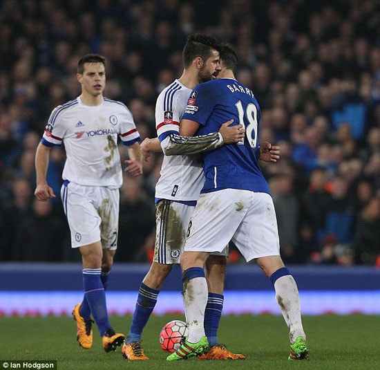 Chelsea tay trắng, Costa dính nghi án cắn người