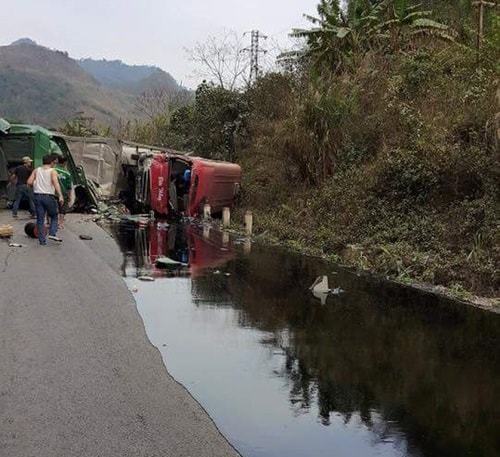 Hòa Bình: Xe khách đâm vào xe bồn, nhiều người thương vong