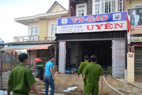 Cháy đại lý gas, một cảnh sát PCCC ngất xỉu khi tham gia dập lửa