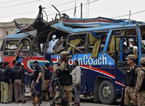  Pakistan: Đánh bom trên xe chở nhân viên chính phủ, hơn 40 người thương vong