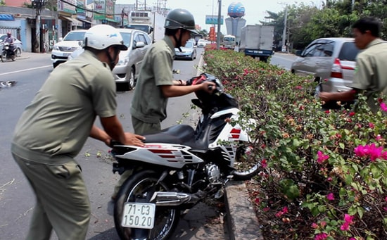 Tin tức giao thông 24h: Chạy exciter “bay” qua dải phân cách, 2 thanh niên nhập viện