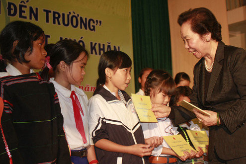 Quỹ Bảo trợ trẻ em Việt Nam trao 150 suất học bổng cho thiếu nhi Phú Yên