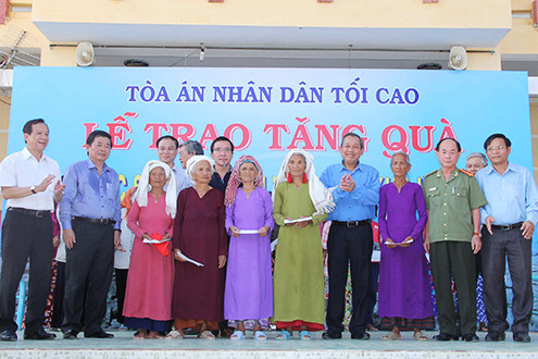 Ủy viên Bộ Chính trị, Chánh án TANDTC Trương Hòa Bình tặng quà học sinh dân tộc và đồng bào bị hạn hán tỉnh Ninh Thuận, Bình Thuận