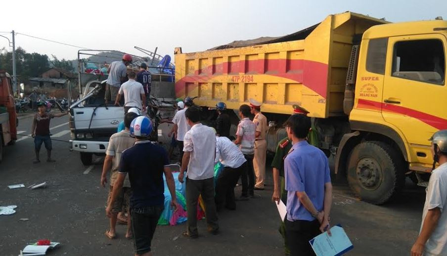 Đắk Lắk: Xe tải đâm vào đuôi xe chở vật liệu xây dựng, 3 người thương vong