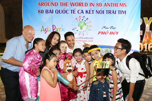 Đại sứ nhỏ tuổi nhất SOS quốc tế hát Quốc ca tại Asia Park