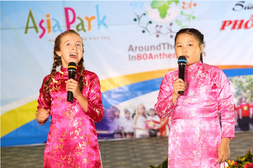 Đại sứ nhỏ tuổi nhất SOS quốc tế hát Quốc ca tại Asia Park