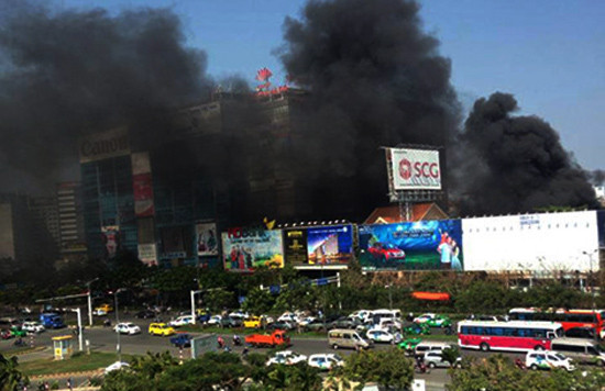 Cháy lớn ở gần sân bay Tân Sơn Nhất