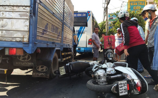 Tin tức giao thông 24h: Xe tải đổ dốc mất thắng gây tai nạn liên hoàn