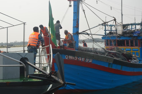 Cứu nạn thành công tàu cá trôi tự do trên biển