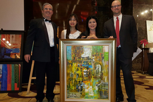 Quỹ học bổng tài năng AmCham Scholars Program đấu giá tranh họa sĩ Văn Dương Thành
