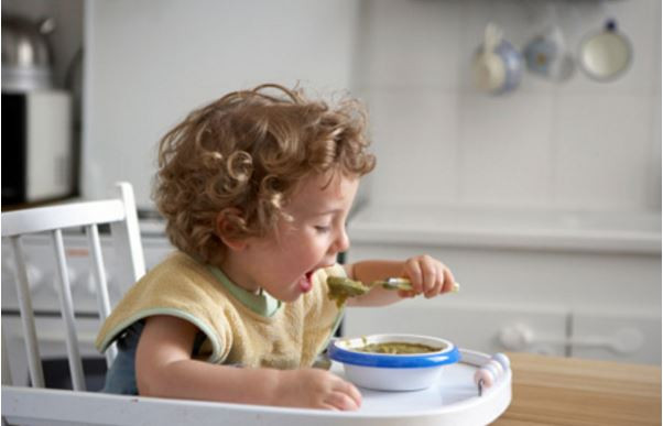 Cách dạy bé tự ăn từ bé mà các mẹ nên biết