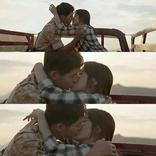 Hậu duệ mặt trời: Song Joong Ki và Song Hye Kyo hôn nhau trên xe chở rơm