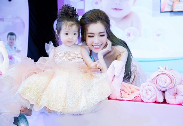 Mẹ con Elly Trần xinh như công chúa đi dự sự kiện