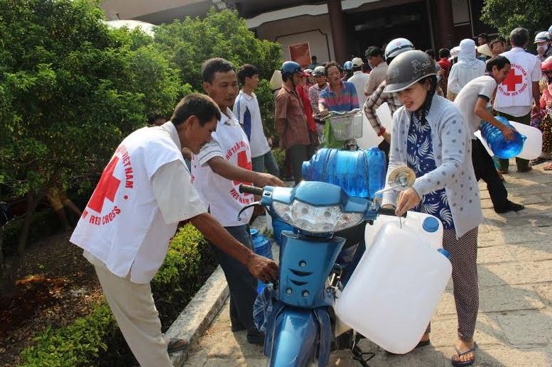 Người dân vùng hạn, mặn nhận cứu trợ nước từ Trung ương Hội Chữ thập đỏ