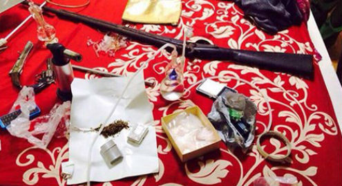 Bắt quả tang 3 đối tượng trong ngôi nhà chứa nhiều vũ khí và ma túy
