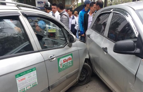 Hà Nội: Taxi chạy tốc độ cao gây tai nạn liên hoàn trên phố