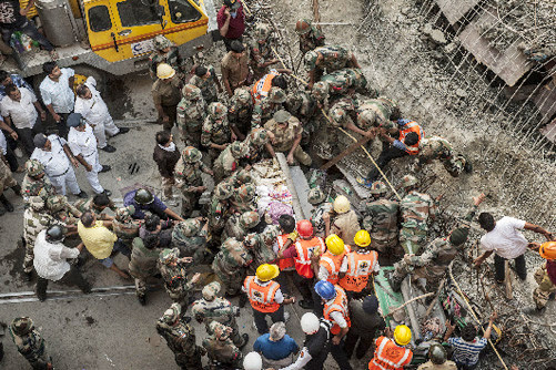 Vụ sập cầu ở Ấn Độ: Công tác cứu hộ gặp khó khăn, nhiều người vẫn mắc kẹt
