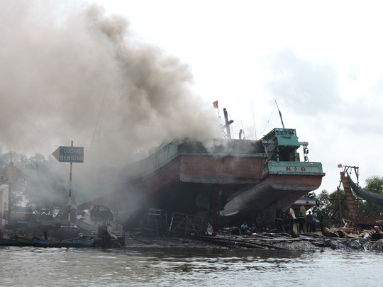 Tàu cá bốc cháy dữ dội, thiệt hại gần 800 triệu đồng