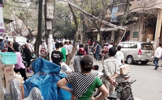 Cảnh sát nổ súng giải tán đám đông giữa phố Hà Nội