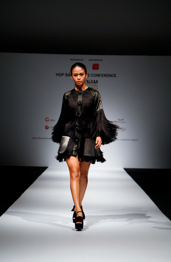 Vietnam International Fashion Week 2016: Thanh Hằng nổi bật trên thảm đỏ