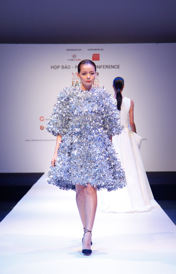 Vietnam International Fashion Week 2016: Thanh Hằng nổi bật trên thảm đỏ