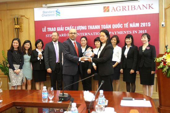 Agribank nhận giải thưởng Chất lượng thanh toán quốc tế năm 2015 từ Standard Chartered  Bank
