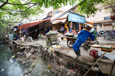 Kinh hãi cảnh sống bên mương nước đen ngòm giữa Thủ đô