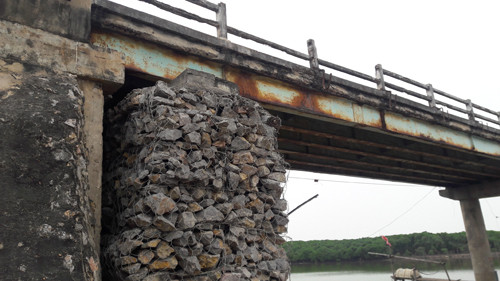 Cây cầu chằng nẹp bằng tre, tiềm ẩn nguy cơ tai nạn
