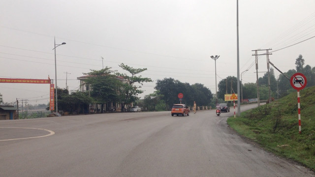 Bất chấp lệnh cấm, hàng loạt ô tô vẫn ‘vô tư’ lưu thông trên cầu Việt Trì cũ