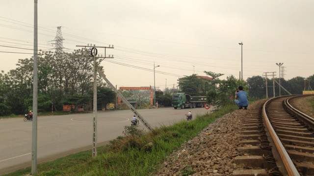 Bất chấp lệnh cấm, hàng loạt ô tô vẫn ‘vô tư’ lưu thông trên cầu Việt Trì cũ