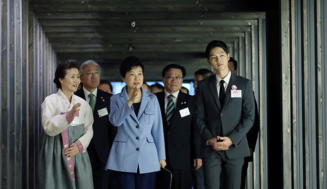 Song Jong Ki diện kiến Tổng thống Hàn Quốc