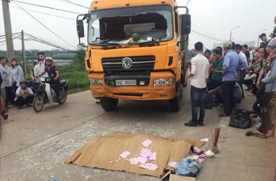 Tin tức giao thông 24h: Xe tải cán chết một phụ nữ sau khi va chạm với xe buýt