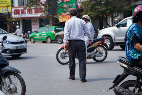Hà Nội: Bất chấp xử phạt, người đi bộ vẫn ngang nhiên vi phạm luật
