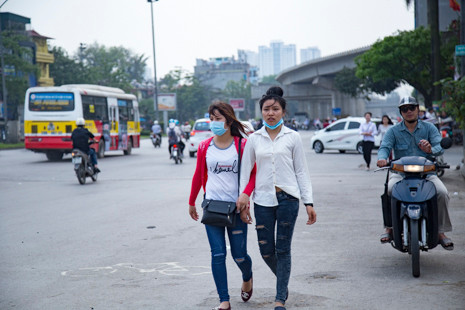 Hà Nội: Bất chấp xử phạt, người đi bộ vẫn ngang nhiên vi phạm luật