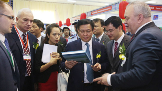 Phó Thủ tướng Vương Đình Huệ dự VietnamExpo 2016