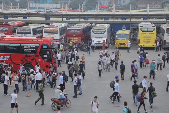 Nghẹt thở chen chân mua vé xe về quê nghỉ lễ