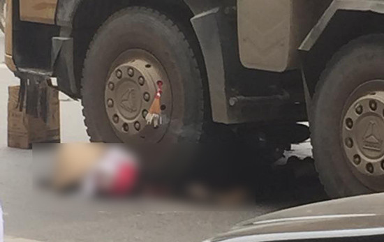 Hà Nội: Người phụ nữ chết thảm dưới bánh xe tải