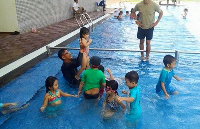 Dạy trẻ kỹ năng dưới nước để tránh nguy hiểm