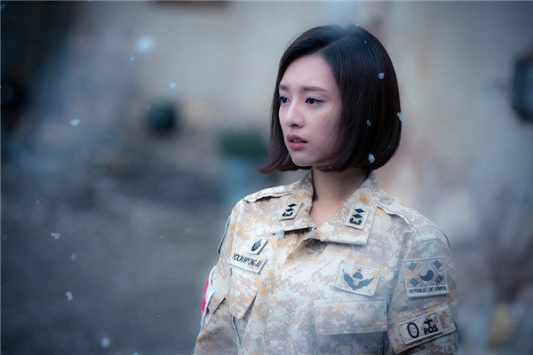 Kim Ji Won của Hậu duệ mặt trời là nữ quân nhân vạn người mê