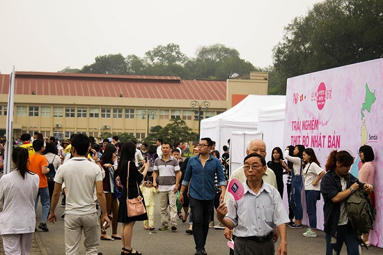Hàng ngàn người đổ về tham dự Lễ hội hoa anh đào lớn nhất Việt Nam